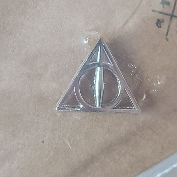 Deathly Hallows Charm Pin Badge Official Harry Potter Tokyo Warner Bros Studio - Picture 2 of 8